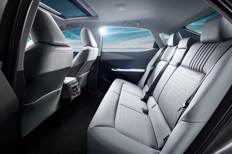 Theo hãng Toyota, bZ3 sở hữu chiều dài 4.725 mm, chiều rộng 1.835 mm, chiều cao 1.475 mm và chiều dài cơ sở 2.880 mm. Như vậy, mẫu xe này có kích thước tương đương sedan hạng D như Toyota Camry.