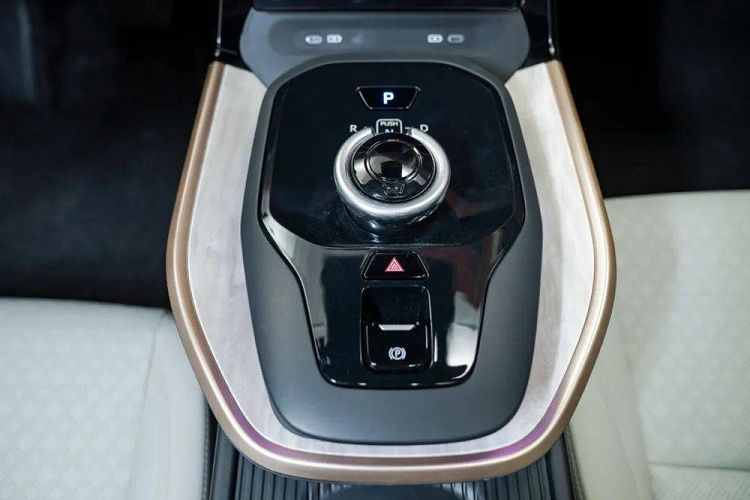 Trước mặt người lái là vô lăng vát 2 đầu, bảng đồng hồ kỹ thuật số nằm sát với kính lái và màn hình cảm ứng trung tâm nằm dọc như xe Tesla. Bên dưới màn hình trung tâm là những phím cảm ứng để chỉnh điều hòa, âm lượng, cửa sổ, cửa cốp và các tính năng khác. Trong khi đó, khu vực cụm điều khiển trung tâm của xe không có các nút bấm như thường thấy.