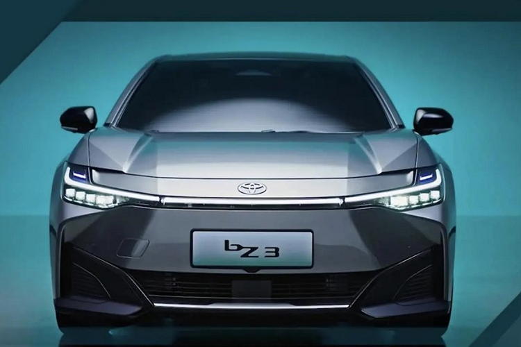 Mẫu xe này chỉ được trang bị 1 mô-tơ điện nằm trên cầu sau, tạo ra công suất tối đa 135 kW (khoảng 181 mã lực) hoặc 180 kW (241 mã lực), tùy phiên bản. Mô-tơ điện kết hợp với pin lithium sắt photphat (LiFePO4) vốn có giá rẻ hơn pin lithium-ion. Nhờ đó, Toyota bZ3 có thể chạy hơn 600 km sau khi sạc pin.