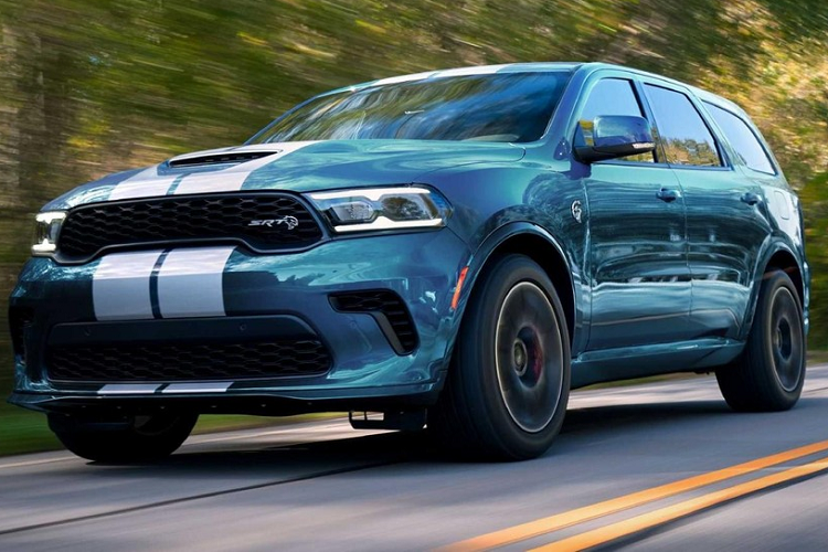 Sức mạnh khủng khiếp này được truyền tới bánh thông qua hộp số tự động 8 cấp và hệ dẫn động 4 bánh toàn thời gian, nhờ đó, đã giúp "quái vật" Dodge Durango SRT Hellcat bản nâng cấp giữa vòng đời có khả năng tăng tốc từ 0-96 km/h trong thời gian chỉ 3,5 giây trước khi đạt vận tốc tối đa 290 km/h. Mức giá xe Dodge Durango SRT Hellcat 2023 hiện vẫn là một ẩn số.