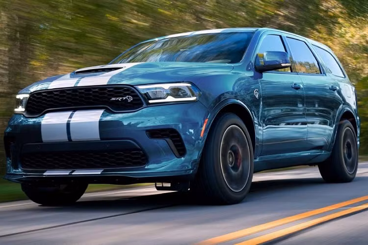 Sức mạnh khủng khiếp này được truyền tới bánh thông qua hộp số tự động 8 cấp và hệ dẫn động 4 bánh toàn thời gian, nhờ đó, đã giúp "quái vật" Dodge Durango SRT Hellcat bản nâng cấp giữa vòng đời có khả năng tăng tốc từ 0-96 km/h trong thời gian chỉ 3,5 giây trước khi đạt vận tốc tối đa 290 km/h. Mức giá xe Dodge Durango SRT Hellcat 2023 hiện vẫn là một ẩn số.