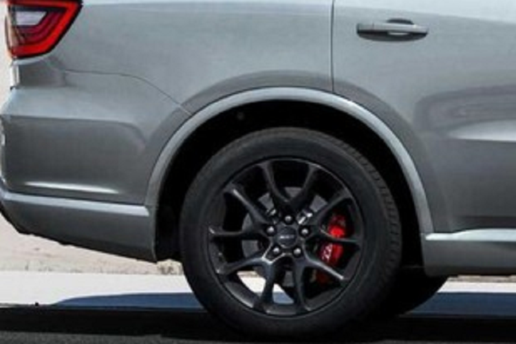 "Trái tim" của Dodge Durango SRT Hellcat 2021 trước đó là khối động cơ xăng Hemi V8, siêu nạp, dung tích 6,2 lít, sản sinh công suất tối đa 710 mã lực và mô-men xoắn cực đại 874 Nm. Trong khi đối thủ về sức mạnh của xe là Aston Martin DBX 707 chỉ mang đến công suất tối đa 697 mã lực, còn thông số của Lamborghini Urus và Bentley Bentayga Speed lần lượt là 641 mã lực và 626 mã lực.