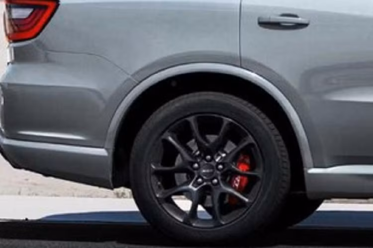 "Trái tim" của Dodge Durango SRT Hellcat 2021 trước đó là khối động cơ xăng Hemi V8, siêu nạp, dung tích 6,2 lít, sản sinh công suất tối đa 710 mã lực và mô-men xoắn cực đại 874 Nm. Trong khi đối thủ về sức mạnh của xe là Aston Martin DBX 707 chỉ mang đến công suất tối đa 697 mã lực, còn thông số của Lamborghini Urus và Bentley Bentayga Speed lần lượt là 641 mã lực và 626 mã lực.