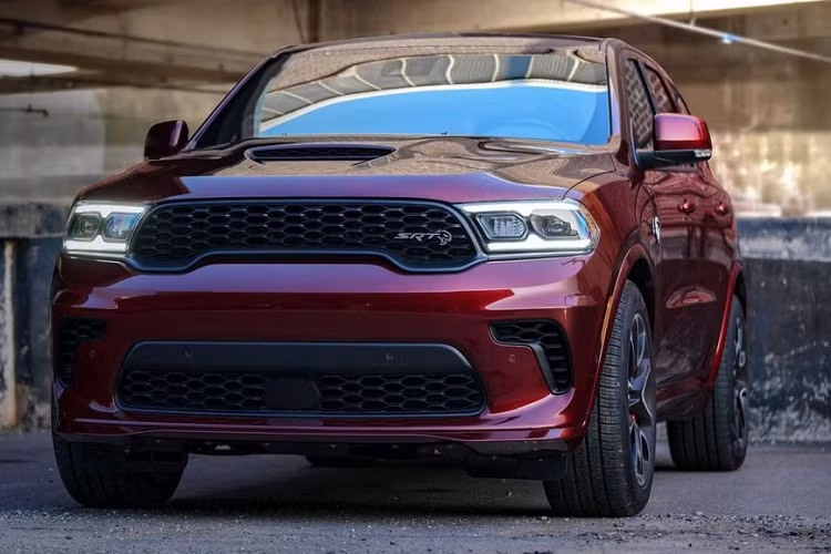 "Dodge Durango SRT Hellcat đã tạo ra một hiệu ứng cực kỳ tốt cũng như nhu cầu vượt chỉ tiêu mà chúng tôi đã lập ra khi giới thiệu xe vào năm 2020, thậm chí, Dodge còn kéo dài thời gian sản xuất ban đầu, vì vậy, việc mang chiếc SUV mạnh nhất thế giới từ trước đến nay quay trở lại như là một phần tất yếu của loạt xe 2023 sắp được giới thiệu". Tim Kuniskis, Giám đốc điều hành Dodge cho biết.