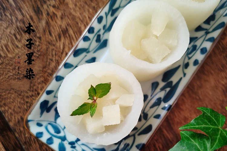  5. Củ cải hấp lê Củ cải gọt vỏ, rửa sạch, cắt thành 3 khúc, nạo ở giữa để tạo thành một cái cốc. Tiếp theo, lê cắt khối vuông, cho vào “cốc” củ cải, thêm một ít đường phèn, đặt vào xửng hấp trong 25 phút là xong 