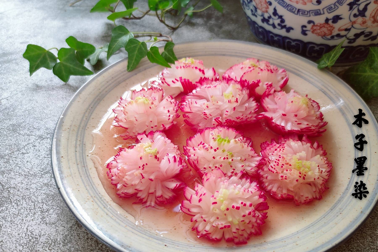  4. Củ cải chua ngọt Chọn củ cải đỏ để món ăn trông được đẹp mắt hơn. Cắt củ cải thành miếng nhỏ tuỳ thích, có thể tỉa thành hình bông hoa như hình, ướp với muối trong 20 phút, rồi rửa lại với nước lạnh, để ráo nước. Nấu nước giấm đường, ước lượng vừa miệng ăn, đun sôi để nguội. Cuối cùng, đổ nước ngâm vào củ cải, ngâm 3 – 4 tiếng là có thể ăn được