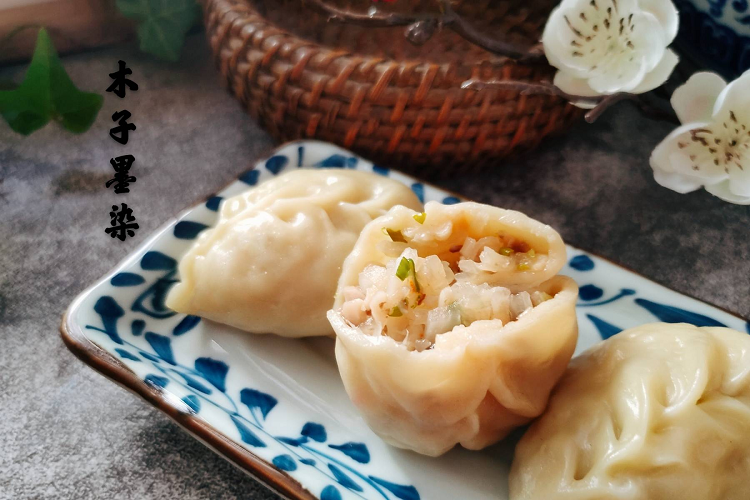  2. Sủi cảo nhân củ cải Nhân sủi cảo được làm từ củ cải bào nhuyễn trộn với tôm, gia vị. Có thể thêm một chút dầu ăn vào để củ cải không bị mất nước. Cho nhân vào vỏ bánh sủi cảo, gói lại hình dáng theo ý muốn rồi cho vào xửng hấp chín.