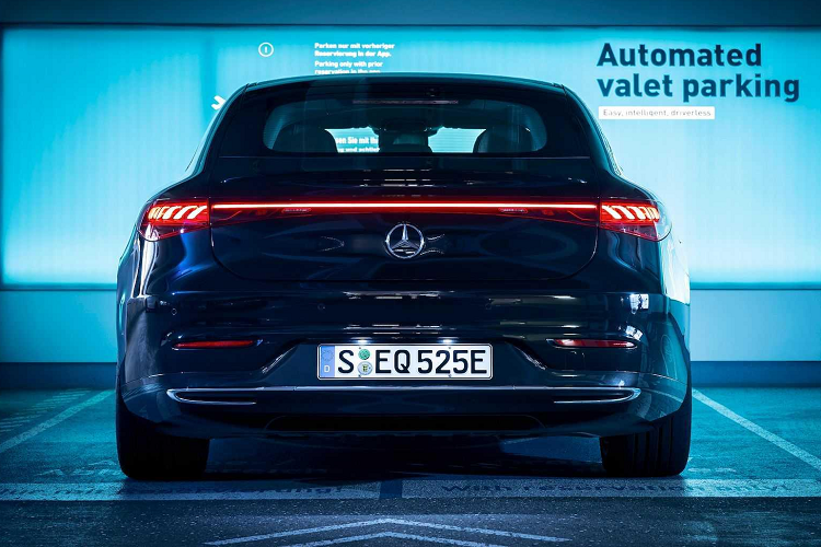 Khi đến bãi đậu xe, người dùng chỉ cần bước ra khỏi xe của mình và chiếc xe sẽ tự lái và đậu vào chỗ đậu xe được chỉ định. Quá trình này được đảo ngược khi lấy phương tiện, tại đây phương tiện sẽ tự lái ra khỏi chỗ đỗ và hướng tới điểm đón đã định sẵn. Các cảm biến của Bosch được bố trí xung quanh bãi đỗ xe để giám sát lối đi và môi trường xung quanh, đồng thời cung cấp thông tin cần thiết để hướng dẫn xe di chuyển tới chỗ đỗ.