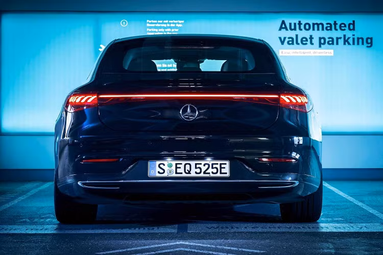 Khi đến bãi đậu xe, người dùng chỉ cần bước ra khỏi xe của mình và chiếc xe sẽ tự lái và đậu vào chỗ đậu xe được chỉ định. Quá trình này được đảo ngược khi lấy phương tiện, tại đây phương tiện sẽ tự lái ra khỏi chỗ đỗ và hướng tới điểm đón đã định sẵn. Các cảm biến của Bosch được bố trí xung quanh bãi đỗ xe để giám sát lối đi và môi trường xung quanh, đồng thời cung cấp thông tin cần thiết để hướng dẫn xe di chuyển tới chỗ đỗ.