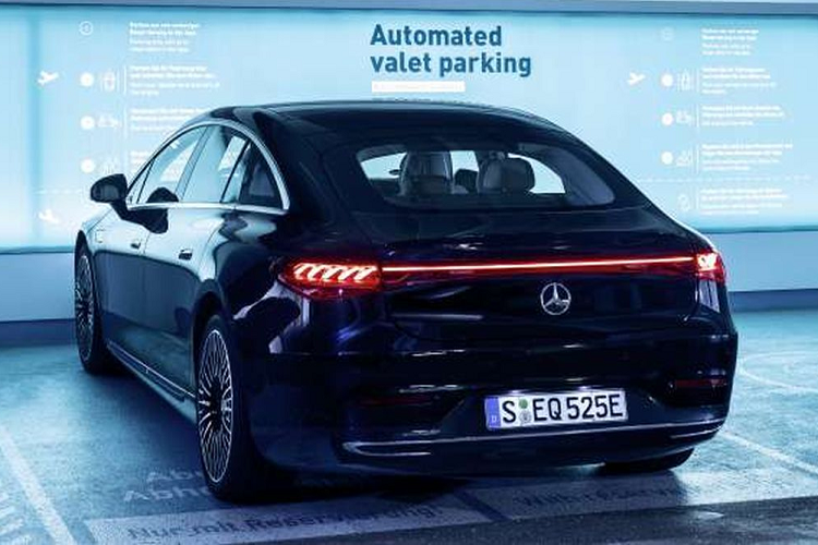 Việc cấp phép sử dụng thương mại hệ thống đỗ xe không người lái của KBA là một bước tiến lớn so với giấy phép đặc biệt đầu tiên trên thế giới mà Mercedes-Benz và Bosch có được vào năm 2019. Tuy nhiên vào thời điểm đó, hệ thống này mới chỉ được hoạt động tại bãi đậu xe của Bảo tàng Mercedes-Benz.