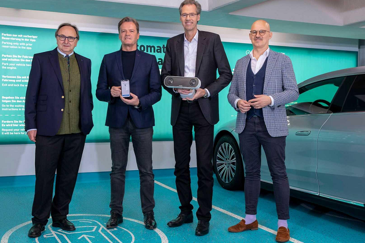 Công nghệ tự lái của Mercedes-Benz sẽ tiếp nhận các thông tin này để xử lý. Sau đó, công nghệ lái xe tự động của Mercedes-Benz sẽ nhận và chuyển đổi thông tin thành các thao tác lái xe. Công nghệ này còn hiện đại đến mức chiếc xe thậm chí có thể tự lái lên xuống dốc và di chuyển giữa các tầng khác nhau của bãi đậu xe.