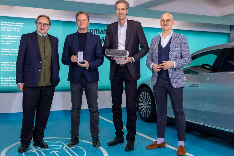 Công nghệ tự lái của Mercedes-Benz sẽ tiếp nhận các thông tin này để xử lý. Sau đó, công nghệ lái xe tự động của Mercedes-Benz sẽ nhận và chuyển đổi thông tin thành các thao tác lái xe. Công nghệ này còn hiện đại đến mức chiếc xe thậm chí có thể tự lái lên xuống dốc và di chuyển giữa các tầng khác nhau của bãi đậu xe.