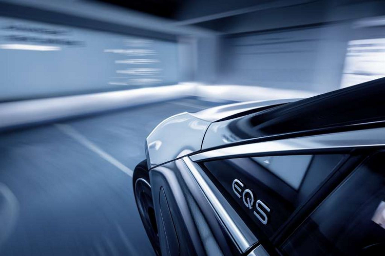 Nếu các cảm biến của xe phát hiện chướng ngại vật, nó sẽ tự phanh và dừng hoàn toàn và sẽ chỉ tiếp tục khi tuyến đường thông thoáng. Hệ thống đỗ xe không người lái mới sẽ dần dần được triển khai tại sân bay Stuttgart với các mẫu xe Mercedes-Benz S-Class và EQS được sản xuất từ tháng 7 năm 2022.