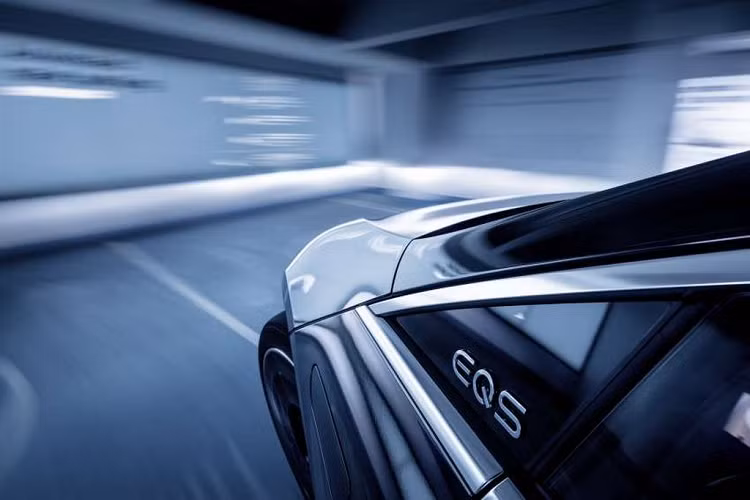 Nếu các cảm biến của xe phát hiện chướng ngại vật, nó sẽ tự phanh và dừng hoàn toàn và sẽ chỉ tiếp tục khi tuyến đường thông thoáng. Hệ thống đỗ xe không người lái mới sẽ dần dần được triển khai tại sân bay Stuttgart với các mẫu xe Mercedes-Benz S-Class và EQS được sản xuất từ tháng 7 năm 2022.