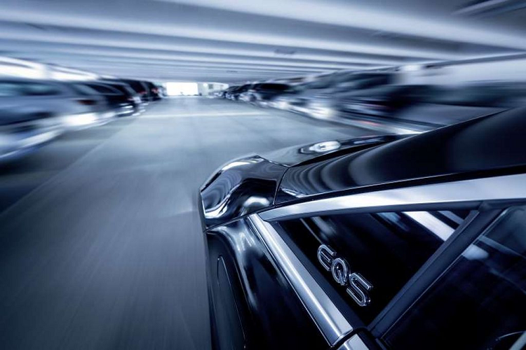 Nhà sản xuất tin rằng, việc phương tiện và cơ sở hạ tầng được hỗ trợ bởi công nghệ sẽ giúp người lái xe có thể làm những việc khác thay vì dành thời gian lái quanh bãi đỗ xe để tìm chỗ trống. Sử dụng nền tảng kỹ thuật số APCOA Flow do APCOA Parking phát triển, người dùng có thể đặt trước và trả tiền cho một chỗ đậu xe thông qua ứng dụng trên điện thoại thông minh.