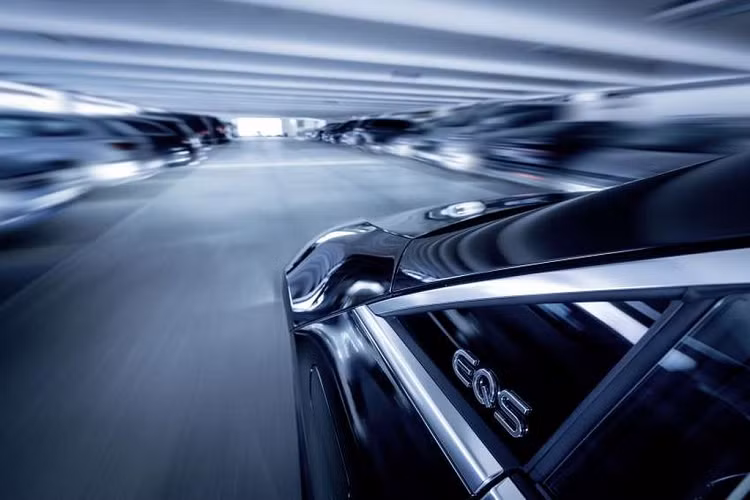 Nhà sản xuất tin rằng, việc phương tiện và cơ sở hạ tầng được hỗ trợ bởi công nghệ sẽ giúp người lái xe có thể làm những việc khác thay vì dành thời gian lái quanh bãi đỗ xe để tìm chỗ trống. Sử dụng nền tảng kỹ thuật số APCOA Flow do APCOA Parking phát triển, người dùng có thể đặt trước và trả tiền cho một chỗ đậu xe thông qua ứng dụng trên điện thoại thông minh.