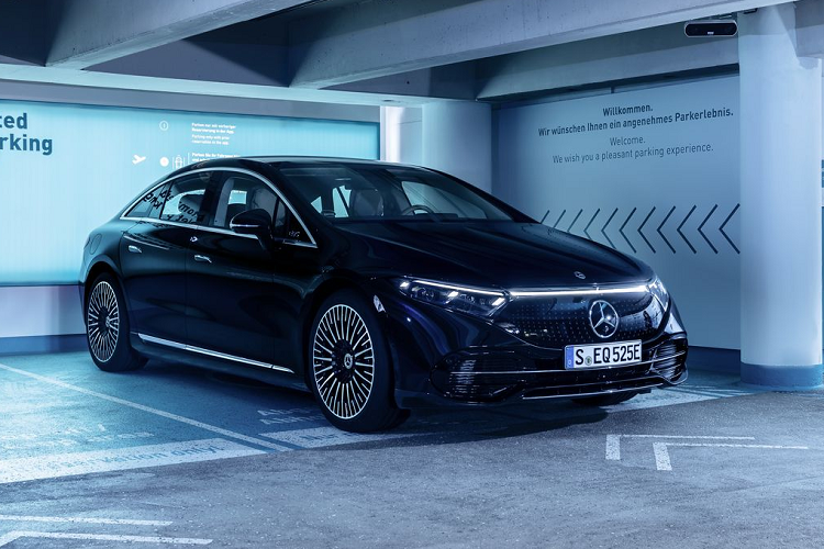 Ở cấp độ tự lái SAE Level 4, tài xế không cần phải ngồi trong xe (trong một số điều kiện nhất định) khi kích hoạt chế độ tự lái. Theo đó, tính năng này sẽ sớm được ra mắt trên các dòng xe của Mercedes. Trong đó, S-Class và EQS sở hữu tính năng Intelligent Park Pilot sẽ là những mẫu xe đầu tiên được trang bị hệ thống này.