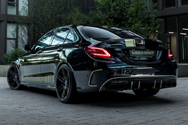 Mẫu xe này có sẵn bộ nâng cấp hiệu năng Manhart Turbo nâng cấp bộ tăng áp và bộ làm mát giữa để đem tới mức công suất ấn tượng hơn cho xe.