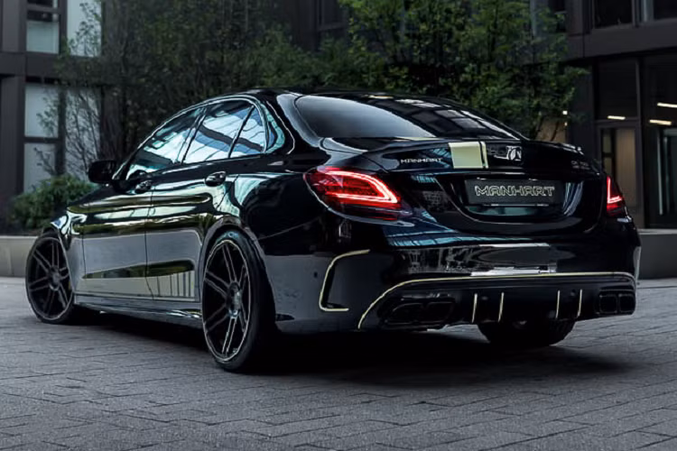 Mẫu xe này có sẵn bộ nâng cấp hiệu năng Manhart Turbo nâng cấp bộ tăng áp và bộ làm mát giữa để đem tới mức công suất ấn tượng hơn cho xe.