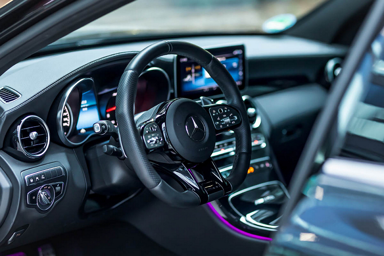 Chiếc xe cũng nhận được một ống xả nâng cấp, với hệ thống ống xả Manhart Race và Sport chỉ dành cho xuất khẩu. Manhart bổ sung những nâng cấp cho hộp số và lắp đặt lò xo H&amp;R có thể điều chỉnh độ cao.