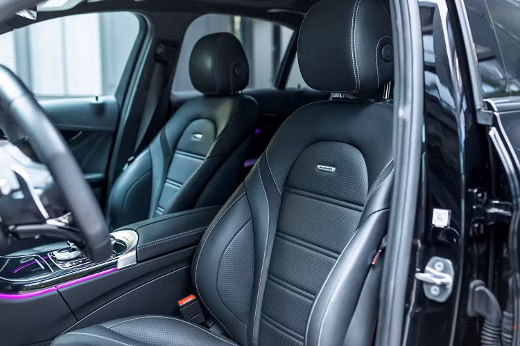 Xe được trang bị bộ mâm xe tiêu chuẩn với kích thước 20 inch, được Manhart cung cấp với màu sơn hoàn thiện tùy chỉnh. Bộ mâm xe có lớp hoàn thiện màu đen mờ và các điểm nhấn viền vàng. Một chi tiết thiết kế mới khác là lưới tản nhiệt màu đen bóng.