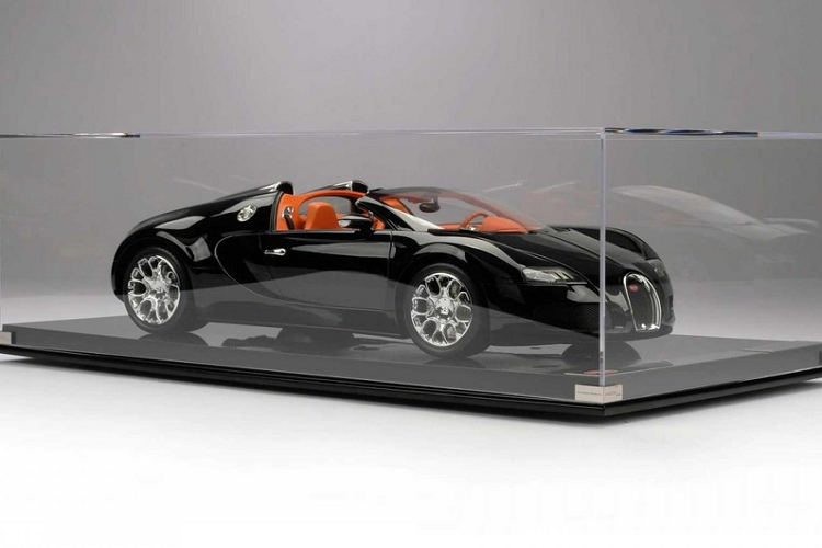 Amalgam cũng cung cấp một bản sảo dựa trên chiếc Veyron 16.4 Grand Sport Venet độc nhất vô nhị, với giá cao hơn đáng kể là 18.237 USD (417 triệu đồng).