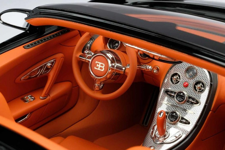 Như bạn có thể thấy trong những hình ảnh ở đây, sự hợp tác đó đã được đền đáp, với mô hình tỷ lệ 1:8 trông cực đẹp, không khác xe thật. Sự chú ý đến từng chi tiết được sử dụng trong quá trình tạo ra bản sao này quả thật tuyệt vời, nhờ vào việc sử dụng CAD nguyên bản, và quét hình ảnh kỹ thuật số cực kỳ chính xác của xe gốc. Hơn nữa, đội ngũ kỹ thuật và thiết kế của Bugatti đã kiểm tra sản phẩm cuối cùng để đảm bảo độ chính xác hoàn toàn tuyệt đối.