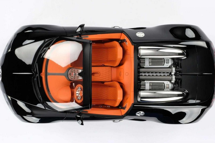 Mô hình Amalgam Bugatti Veyron 16.4 Grand Sport Limited Edition được cung cấp tới người mua với ba màu phối: trắng với nội thất cà phê, đen với nội thất cam, và xanh lam với nội thất cognac. Mỗi chiếc được bán với giá 14.023 USD (tương đương 320 triệu đồng), mặc dù phiên bản màu trắng đã hết hàng tính tới lúc này.