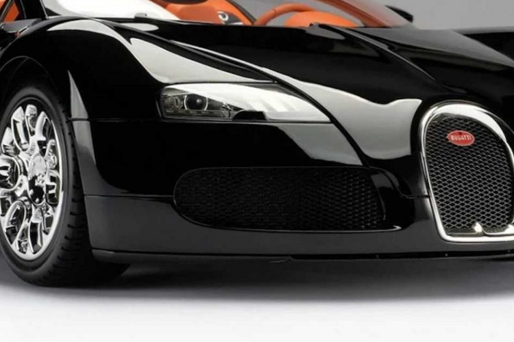 Tương tự như xe thật, Bugatti Veyron Grand Sport hàng nhái chỉ giới hạn sản xuất 150 chiếc, mô hình thu nhỏ cỡ 1:8 của Amalgam cũng sẽ được sản xuất hạn chế 99 chiếc mà thôi. Thậm chí giá bán của bản sao này cũng tương xứng với danh tiếng của xe thật, đáng làm “siêu xe trong làng xe mô hình”.