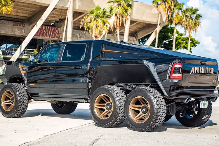 Để có thể khai thác tối đa sức mạnh của khối động cơ 850 mã lực, chiếc Juggernaut 6x6 được trang bị 6 vành 5 chấu kép 22 inch đi kèm bộ lốp béo địa hình có kích thước bề mặt lên tới 40 inch!