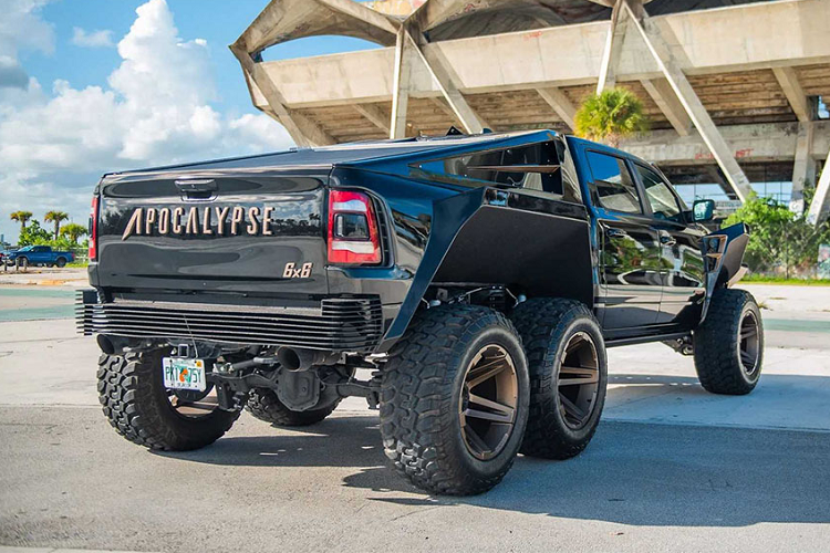 Thiết kế ngoại thất của chiếc bán tải Ram TRX cũng đã được "biến hình" với lưới tản nhiệt cùng bộ cản trước bằng thép, các vòm bánh xe xòe rộng tạo hình góc cạnh hầm hố. Nóc xe cũng đã được bổ sung một bảng LED chiếu sáng công suất lớn, bổ sung khả năng quan sát khi chủ xe muốn offroad ở những địa hình ánh sáng yếu.