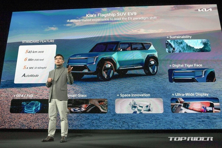 Khi xe đứng yên một chỗ, người dùng có thể chuyển sang chế độ Pause Mode để hàng ghế thứ nhất và thứ ba quay vào nhau, riêng hàng ghế thứ hai biến thành chiếc bàn.