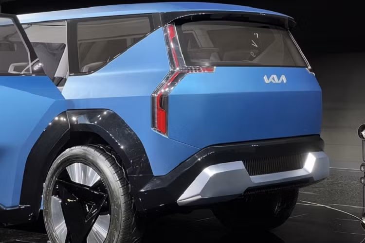 Với hệ thống sạc nhanh 350 kW, người dùng chỉ cần chờ khoảng 20-30 phút để tăng dung lượng pin từ 10% lên 80%. Ngoài ra, người lái chỉ cần chờ khoảng 6 phút là có thể chạy thêm được 100 km nữa.