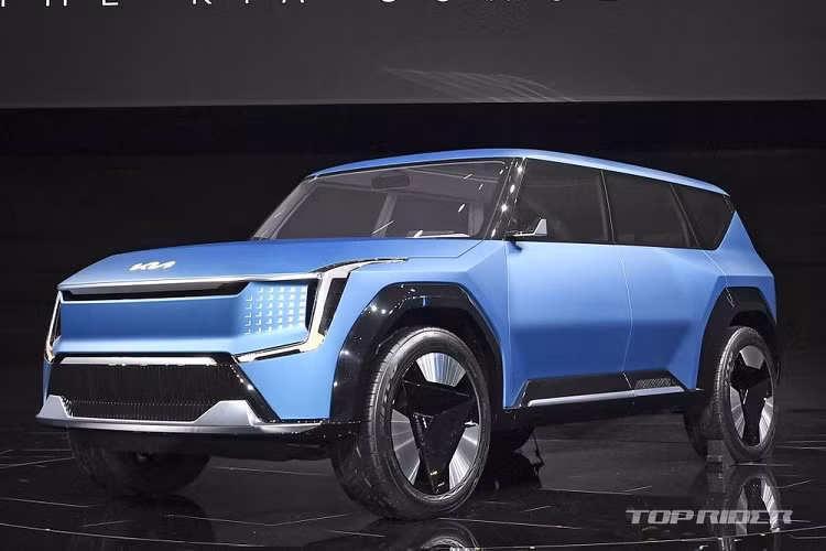 Đến nay, đại diện của hãng xe Hàn lại tiếp tục hé lộ giá xe Kia EV9 2023. Cụ thể, Kia EV9 sẽ được tung ra thị trường vào nửa đầu năm 2023 với giá dao động từ 50.000 - 70.000 USD (khoảng 1,15 - 1,61 tỷ đồng).