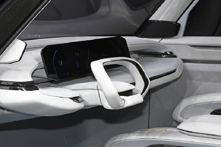 Bên trong mẫu xe SUV điện Kia EV9 là không gian nội thất 3 hàng ghế với 7 chỗ ngồi. Trước mặt người lái là vô lăng hình chữ nhật và màn hình 27 inch nằm độc lập trên mặt táp-lô. Vô lăng và màn hình cỡ lớn của Kia EV9