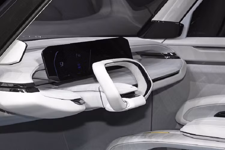 Bên trong mẫu xe SUV điện Kia EV9 là không gian nội thất 3 hàng ghế với 7 chỗ ngồi. Trước mặt người lái là vô lăng hình chữ nhật và màn hình 27 inch nằm độc lập trên mặt táp-lô. Vô lăng và màn hình cỡ lớn của Kia EV9