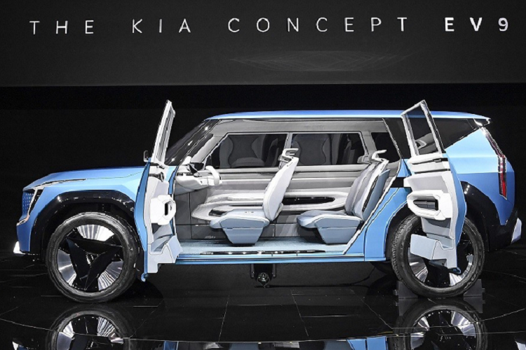 Hiện thông tin về động cơ của Kia EV9 vẫn chưa được hé lộ. Chỉ biết rằng, xe có thể tăng tốc từ 0-100 km/h trong thời gian dưới 5 giây và chạy được khoảng 540 km sau khi sạc đầy pin.