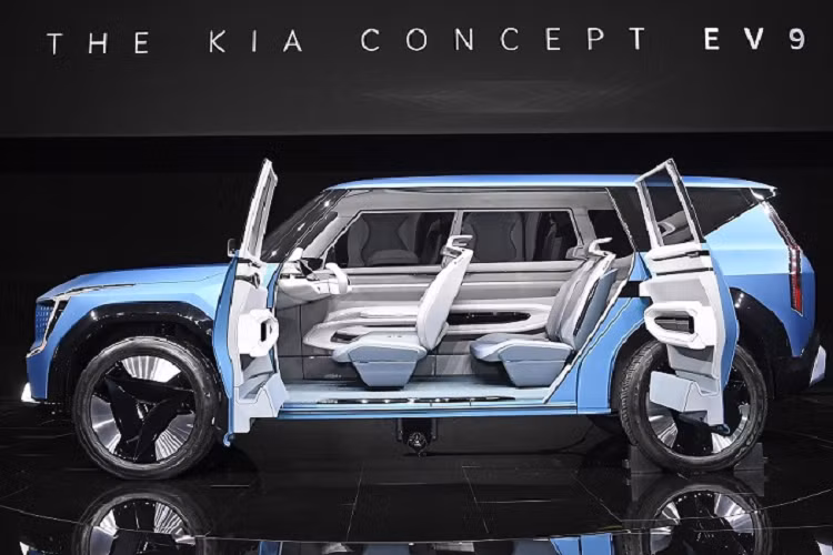 Hiện thông tin về động cơ của Kia EV9 vẫn chưa được hé lộ. Chỉ biết rằng, xe có thể tăng tốc từ 0-100 km/h trong thời gian dưới 5 giây và chạy được khoảng 540 km sau khi sạc đầy pin.