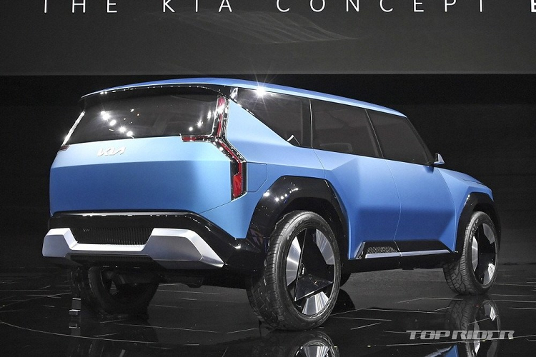 Mẫu xe SUV Kia EV9 chạy điện sở hữu chiều dài 4.930 mm, chiều rộng 2.055 mm, chiều cao 1.790 mm và chiều dài cơ sở 3.100 mm. Được áp dụng ngôn ngữ thiết kế Opposites United mới của hãng Kia, EV9 sở hữu ngoại hình vuông vức và ấn tượng.