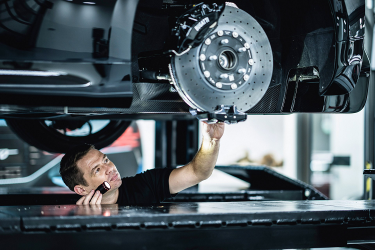 Quan trọng hơn, những chiếc Bugatti Chiron đã đời cũ được sở hữu trước được chứng nhận sẽ đi kèm với bảo hành có giới hạn một năm với các đặc quyền toàn diện như bảo hành ban đầu được cung cấp cho các mẫu Bugatti mới.