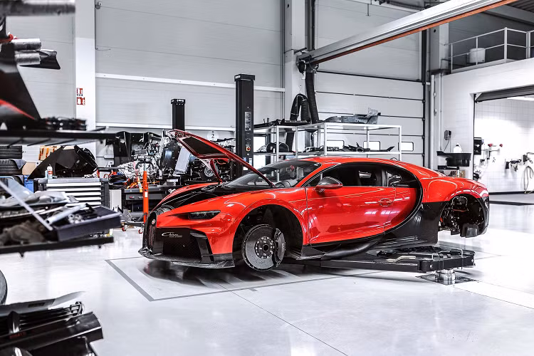 Người mua CPO sẽ nhận được dịch vụ hàng năm bao gồm trong năm đầu tiên sở hữu. Hơn nữa, bảo hành CPO được áp dụng trên toàn thế giới, vì vậy nếu có vấn đề phát sinh trong chuyến đi xuyên Châu Âu, chủ sở hữu có thể yên tâm rằng chiếc xe của họ sẽ được bảo hành cho dù họ ở quốc gia nào.