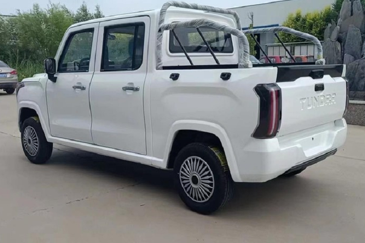 Những chi tiết giống Toyota Tundra khác bao gồm hốc bánh vuông vức và cụm đèn hậu nằm dọc. Thậm chí, cửa thùng sau của xe còn được dập chữ "Tundra". So với Toyota Tundra, SVH Tundar sở hữu kích thước nhỏ hơn nhiều. Cụ thể, mẫu xe bán tải Trung Quốc này có chiều dài 4.150 mm, chiều rộng 1.680 mm và chiều cao 1.540 mm. Những con số tương ứng của Toyota Tundra là 5.933 mm, 2.037 mm và 1.981 mm.