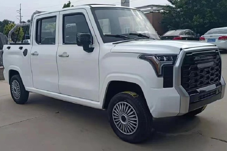 Được gọi bằng cái tên Tundar, mẫu xe bán tải nhái Toyota Tundra này là sản phẩm của công ty Sino Vehicle Hub (SVH) đến từ Trung Quốc. Không chỉ sao chép thiết kế, công ty này còn nhái luôn cả tên của Toyota Tundra. Trên đầu xe, SVH Tundar 2022 mới cũng có lưới tản nhiệt cỡ lớn, sơn màu đen bóng và được bao quanh bằng viền dày dặn giống Toyota Tundra. Ngay cả thiết kế cụm đèn pha của Toyota Tundra cũng được bê nguyên sang mẫu xe bán tải Trung Quốc này.