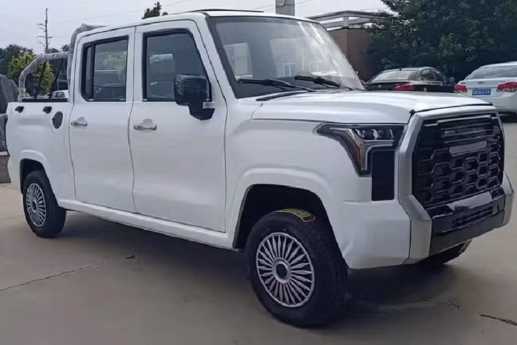 Được gọi bằng cái tên Tundar, mẫu xe bán tải nhái Toyota Tundra này là sản phẩm của công ty Sino Vehicle Hub (SVH) đến từ Trung Quốc. Không chỉ sao chép thiết kế, công ty này còn nhái luôn cả tên của Toyota Tundra. Trên đầu xe, SVH Tundar 2022 mới cũng có lưới tản nhiệt cỡ lớn, sơn màu đen bóng và được bao quanh bằng viền dày dặn giống Toyota Tundra. Ngay cả thiết kế cụm đèn pha của Toyota Tundra cũng được bê nguyên sang mẫu xe bán tải Trung Quốc này.