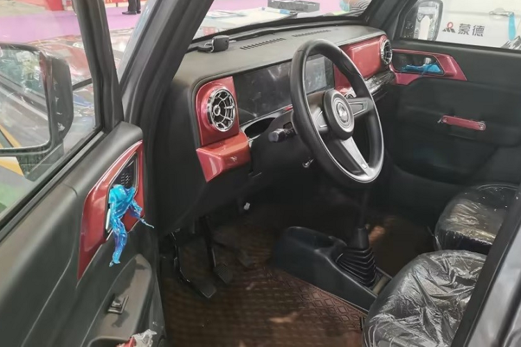 Do đó, SVH Tundar trông "phèn" hơn rất nhiều so với bản gốc. Ngoài ra, mẫu xe bán tải Trung Quốc này chỉ dùng vành có đường kính 13 inch và chiều cao gầm khiêm tốn. Thanh thể thao trên thùng sau của SVH Tundar cũng có thiết kế khá rẻ tiền. Khác với ngoại thất, nội thất của mẫu xe bán tải SVH Tundar lại không sao chép từ Toyota Tundra.