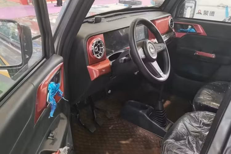 Do đó, SVH Tundar trông "phèn" hơn rất nhiều so với bản gốc. Ngoài ra, mẫu xe bán tải Trung Quốc này chỉ dùng vành có đường kính 13 inch và chiều cao gầm khiêm tốn. Thanh thể thao trên thùng sau của SVH Tundar cũng có thiết kế khá rẻ tiền. Khác với ngoại thất, nội thất của mẫu xe bán tải SVH Tundar lại không sao chép từ Toyota Tundra.