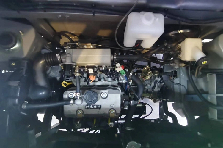 Thay vào đó, xe lại được trang bị cửa gió điều hòa giống Mercedes-Benz, vô lăng 3 chấu không hề có phím chức năng, màn hình kéo dài trên mặt táp-lô, hệ thống điều hòa và cần số như ô tô tải. Động cơ của SVH Tundar cũng không thể sánh với Toyota Tundra. Bên dưới nắp ca-pô của mẫu xe bán tải Trung Quốc là động cơ xăng 3 xi-lanh, dung tích 1.0L do hãng Isuzu sản xuất.