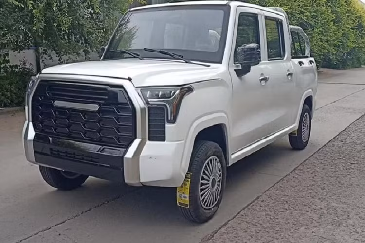 Toyota Tundra hiện đã không còn là cái tên xa lạ với những người yêu thích xe bán tải. Vào năm ngoái, hãng Toyota đã tung ra thế hệ mới của mẫu xe bán tải cỡ lớn này với thiết kế ấn tượng hơn. Có vẻ như thiết kế mới của Toyota Tundra đã "lọt vào mắt xanh" của một công ty ôtô tại Trung Quốc. Kết quả là SVH Tundar nhái Toyota Tundra ra đời.