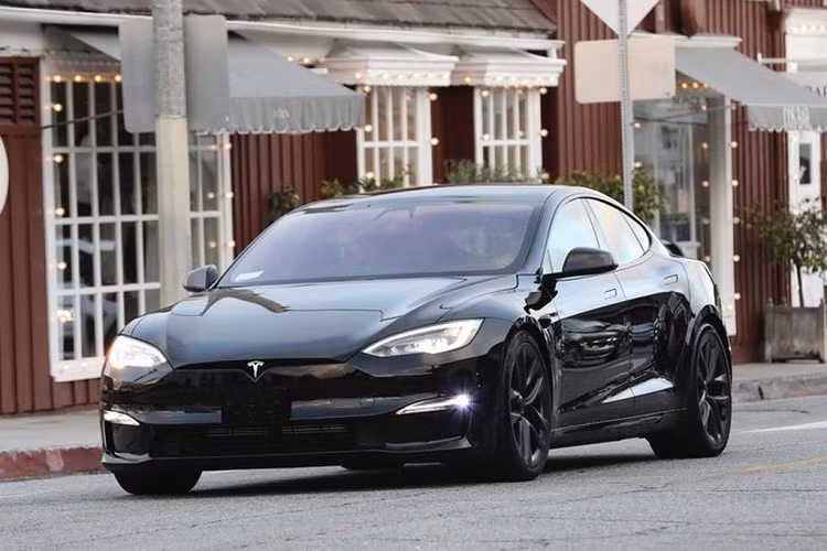 Tesla Model S Plaid là phiên bản hiệu năng cao nhất của mẫu xe Model S. Chiếc xe điện Mỹ có khả năng tăng tốc từ 0 - 96 km/h trong 1,99 giây với vận tốc tối đa lên đến 322 km/h. Tuy nhiên, thời gian tăng tốc mà Tesla đo được không tính từ lúc xe đứng yên, có nghĩa là xe sẽ mất hơn 2 giây để tăng tốc từ 0 - 96 km/h.