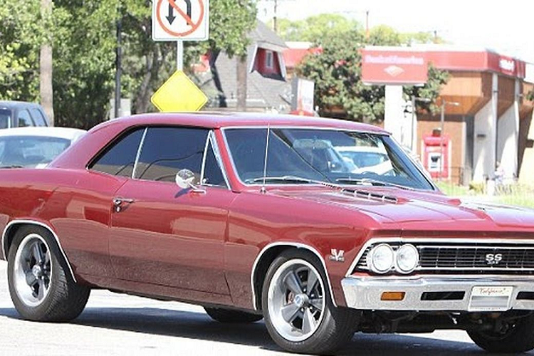 Không giống như hầu hết những chiếc xe khác sẽ bị “mất giá” sau khi xuất xưởng, chiếc xe cổ điển này có giá trị tăng theo từng năm. Đây quả thực là một chiếc xe đáng tự hào trong dàn xe sang của Ben Affleck.